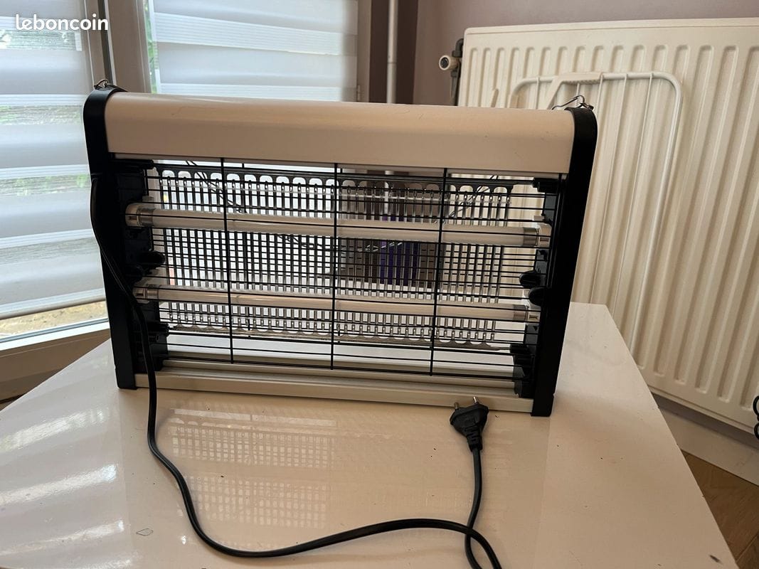 LAMPE Anti-Moustique LAMPE Anti-Moustique